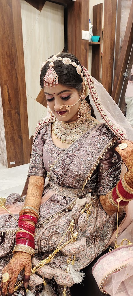 Paras Beauty Parlour