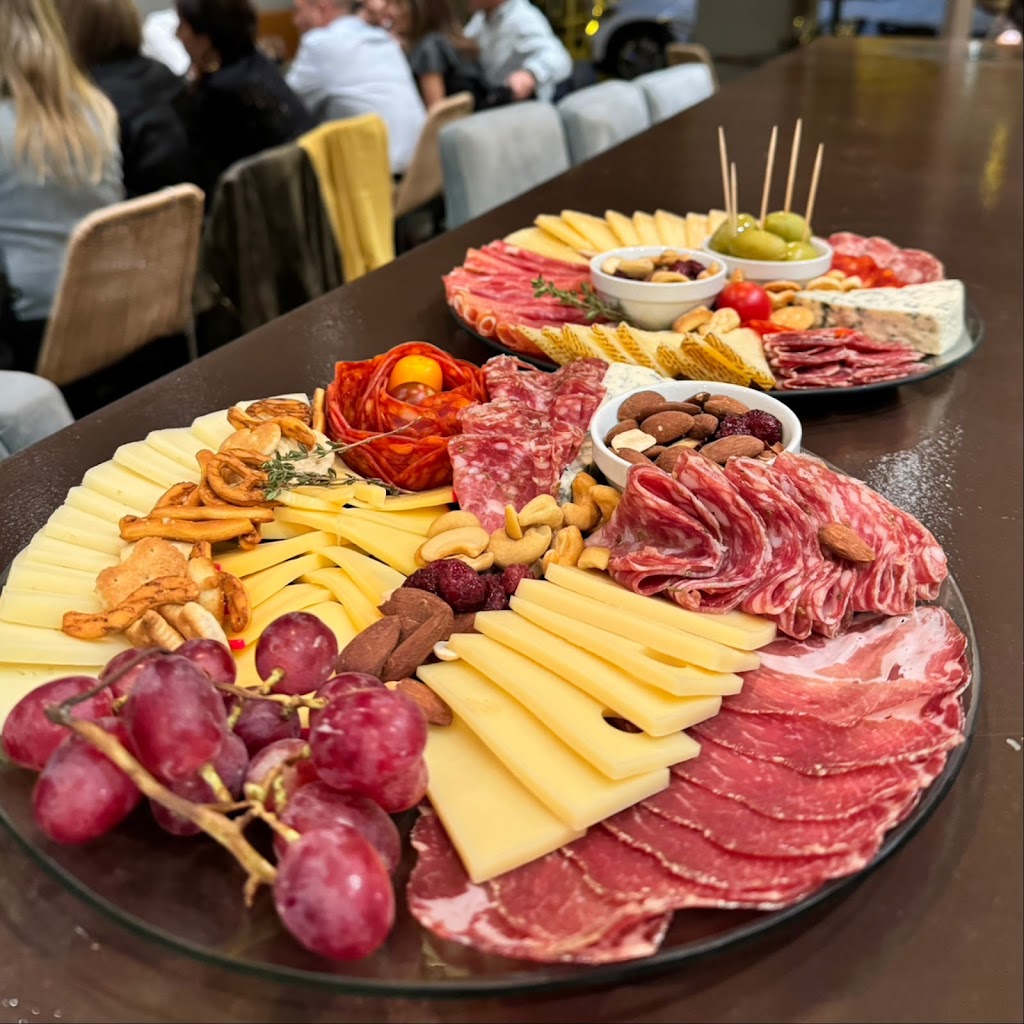 366 RESTOBAR — Comida y bebida