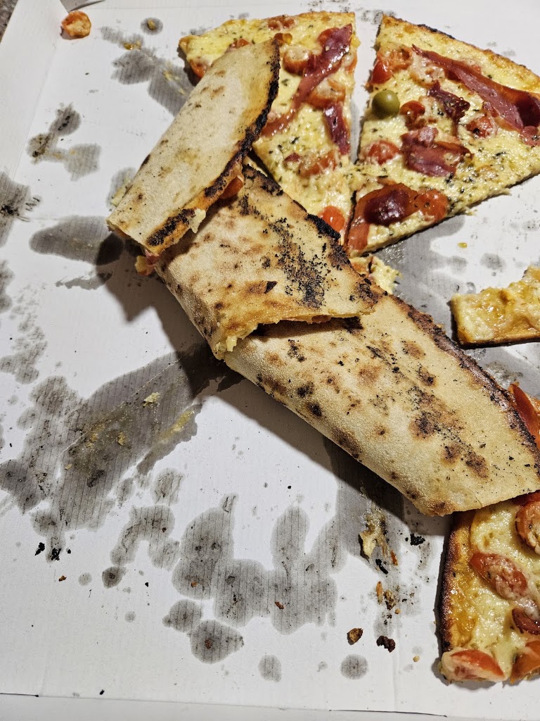 Hoy Pizza — Comida y bebida