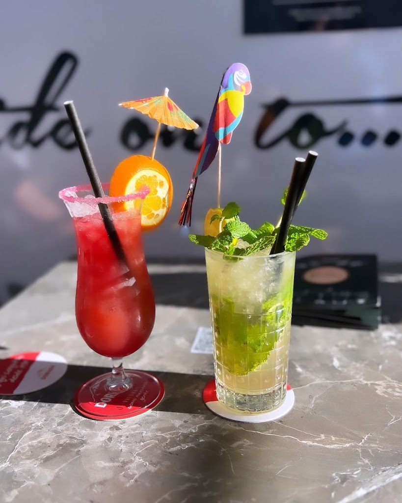 Buddies Bar — Comida y bebida