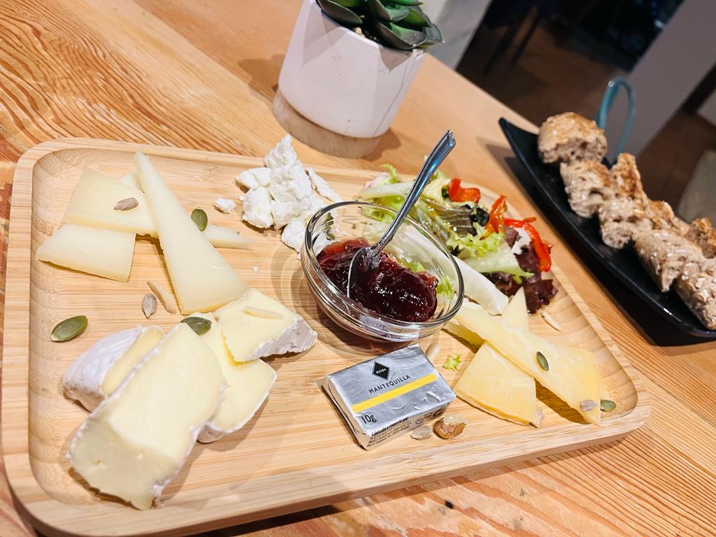Nou Fornet Cafe — Comida y bebida