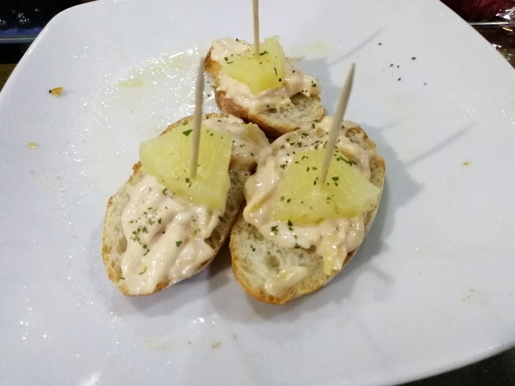 Bar Cafeteria Frankfurt 73 — Comida y bebida