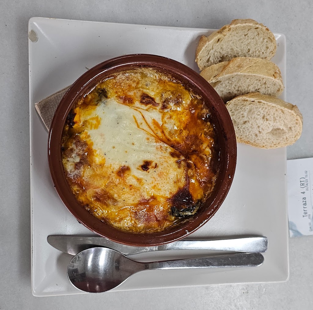 Restaurante Griego Kyknos — Comida y bebida