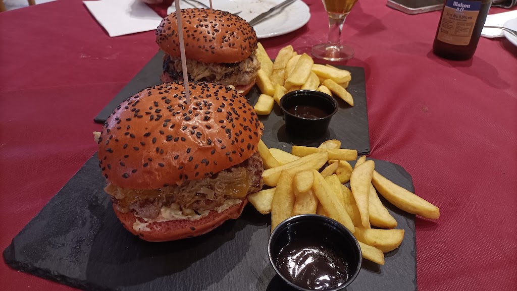 Meson Pizzeria El Canario — Comida y bebida