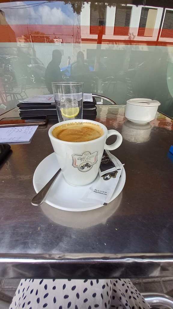 Cafe Bar Zero — Comida y bebida