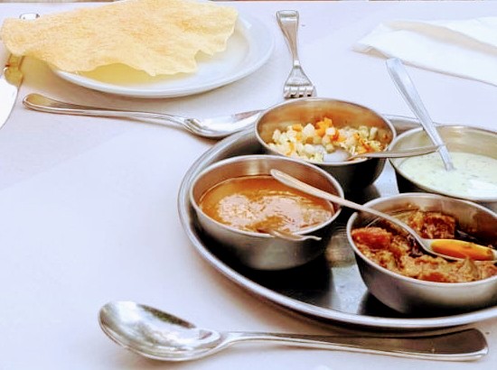 Raj Indian restaurante — Comida y bebida