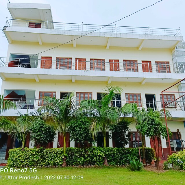 Oyo Minakshi Palace