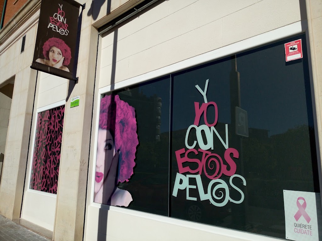 Y Yo Con estos Pelos — Exterior