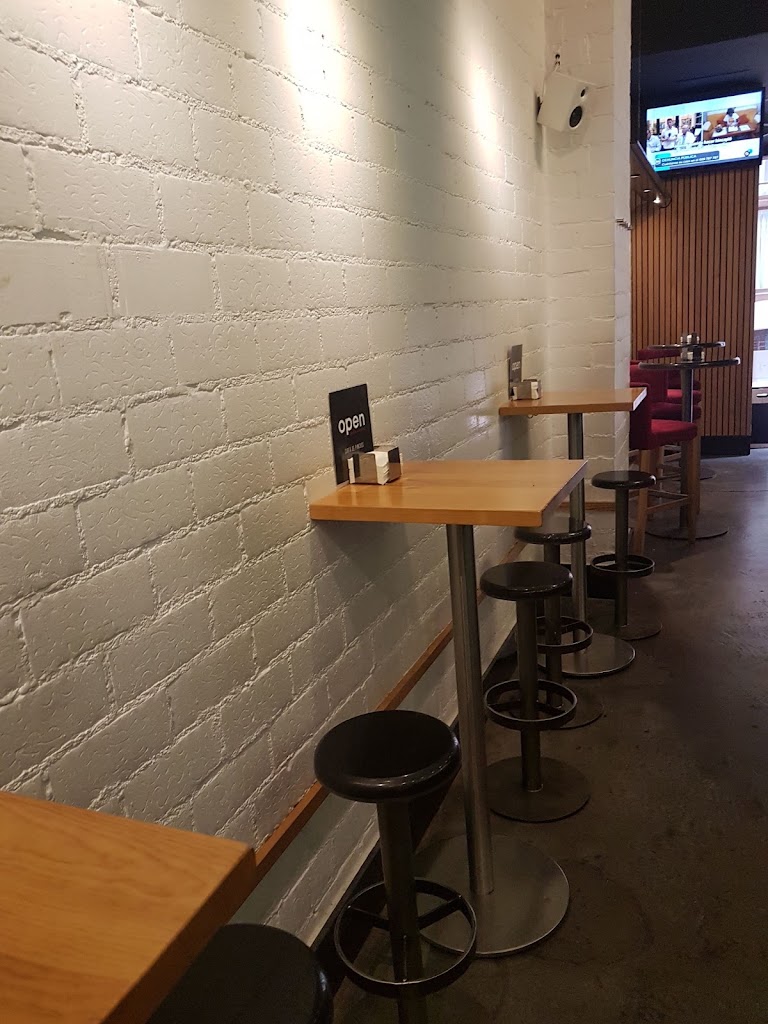 Open Cafe & Vinobar — Ambiente