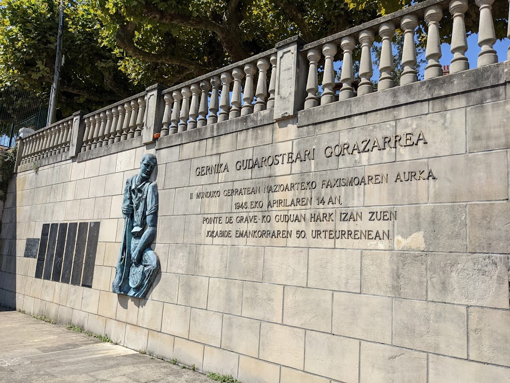 Escultura en homenaje al Batallon Gernika