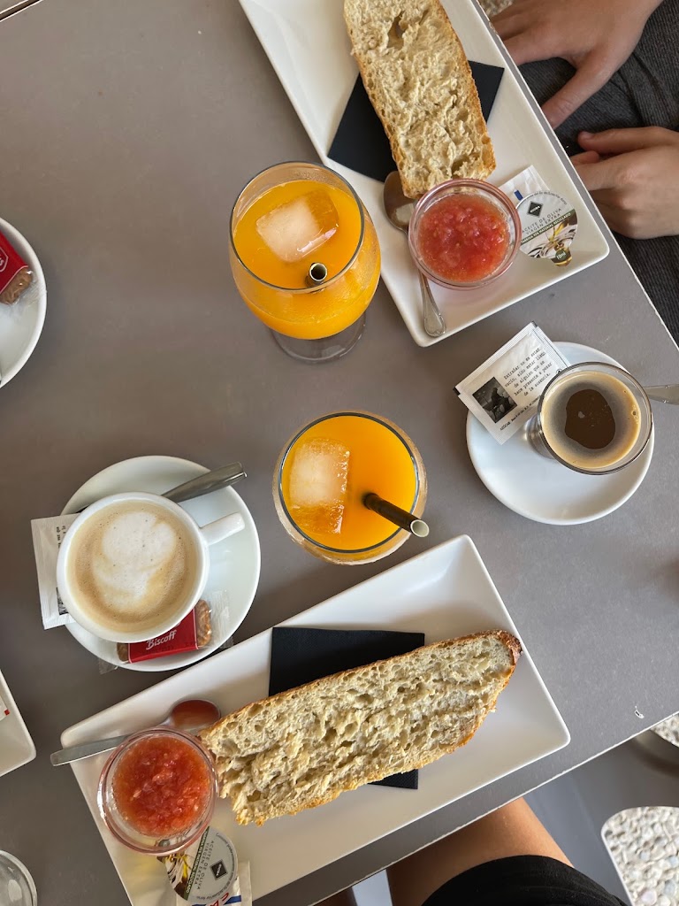 La Petite Cafe Bar — Comida y bebida