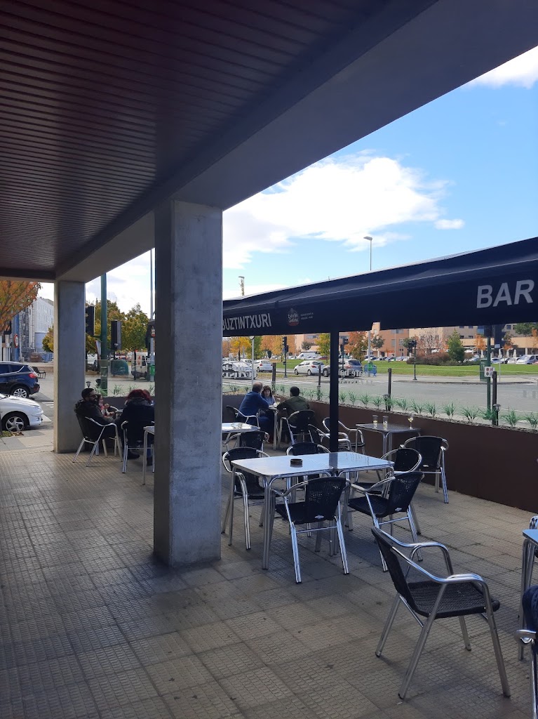 Cafe Bar Buztintxuri — Ambiente