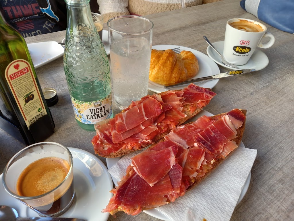 Pasteleria la Roja — Comida y bebida
