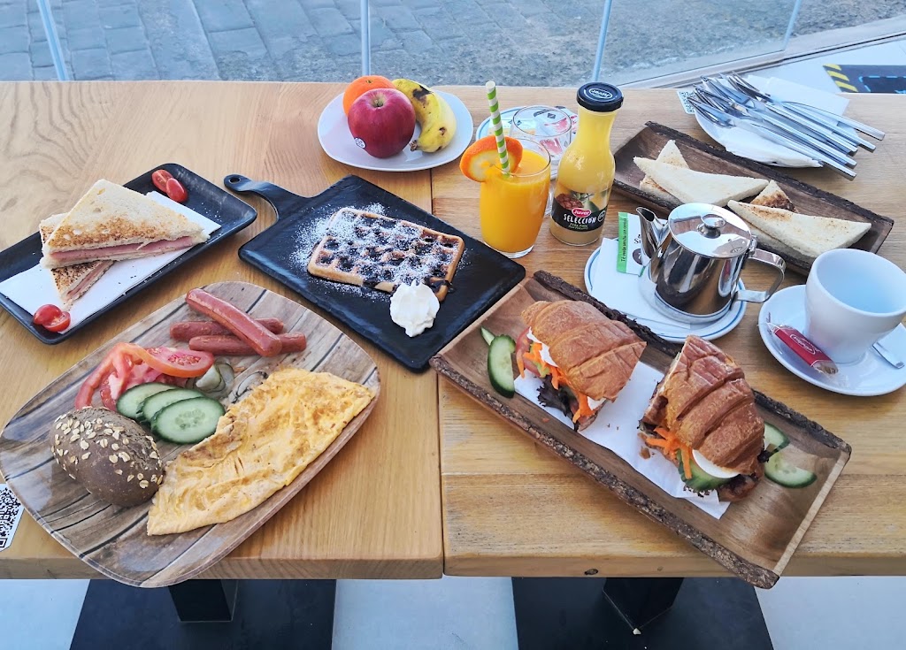 Relax Beach Club — Comida y bebida