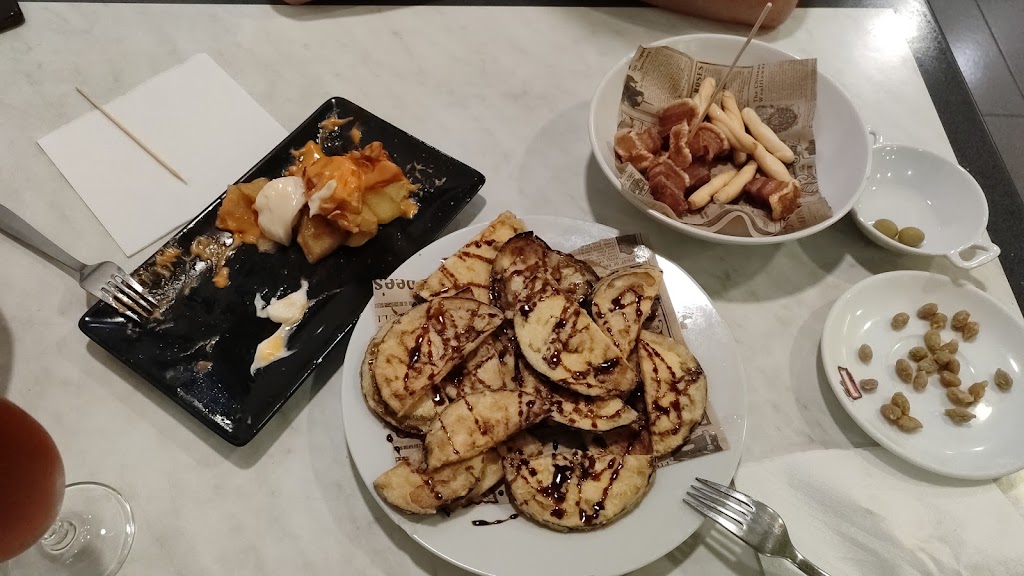 Granja Bar Can Llobet — Comida y bebida