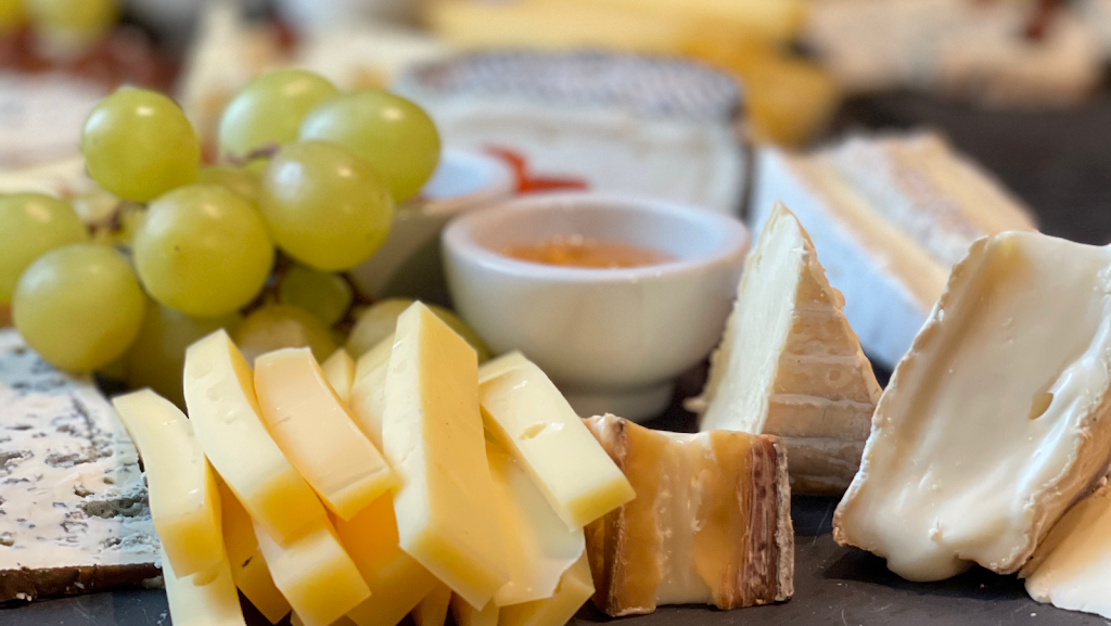 Formatgeria Can Quim — Comida y bebida