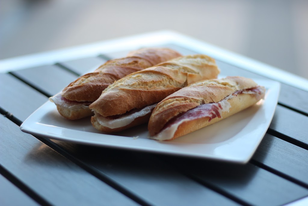 Sajonia-Cafeteria y Restaurante — Comida y bebida