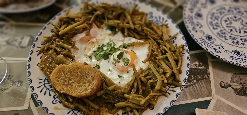 Taberna El Embrujo — Comida y bebida