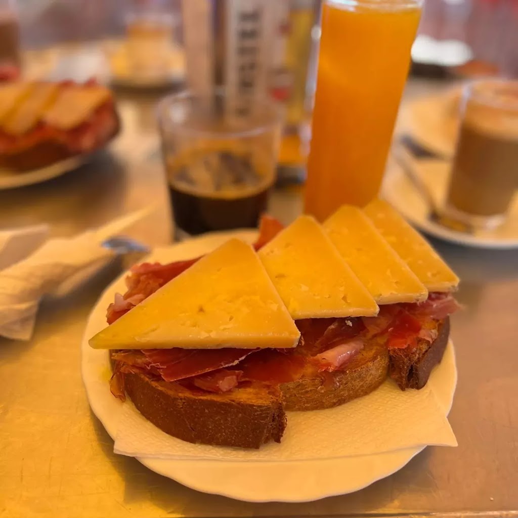 Restaurante LA ERMITA — Comida y bebida
