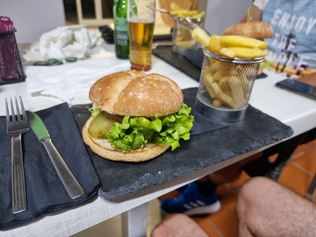 Las Rosa's - George's Bar & Restaurant — Comida y bebida