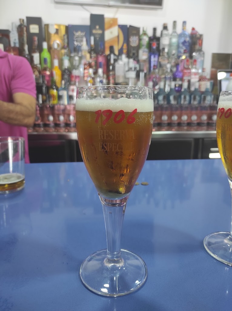 Cafe Bar Benitez — Comida y bebida