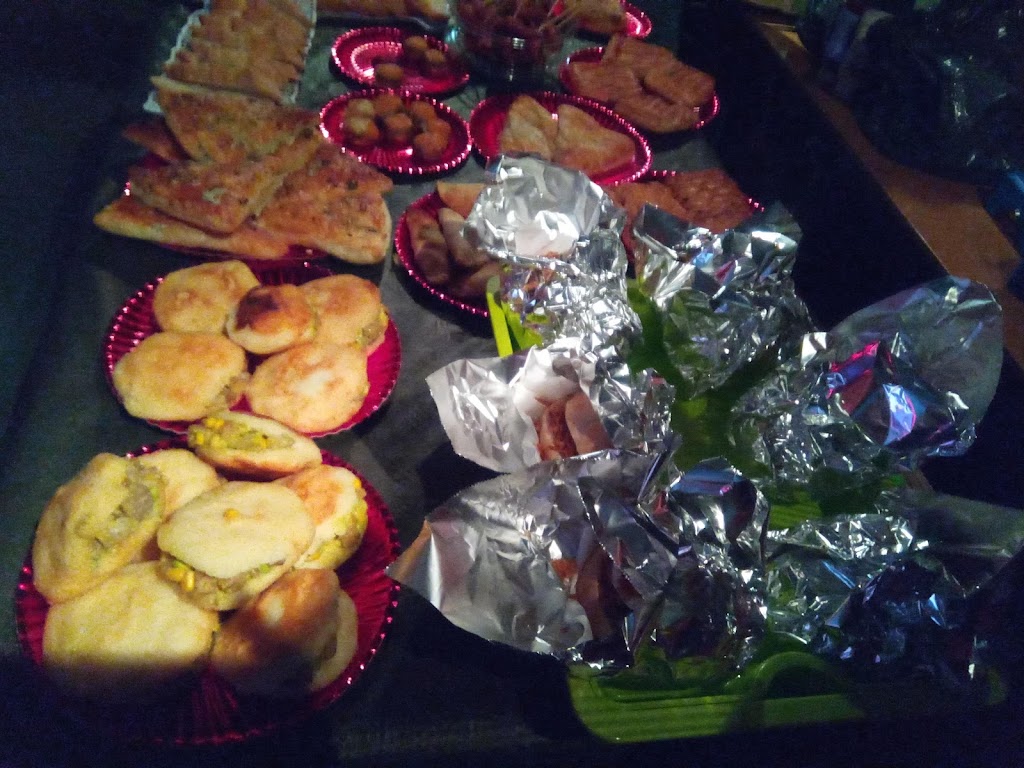 Pub Darkness Metal Bar — Comida y bebida