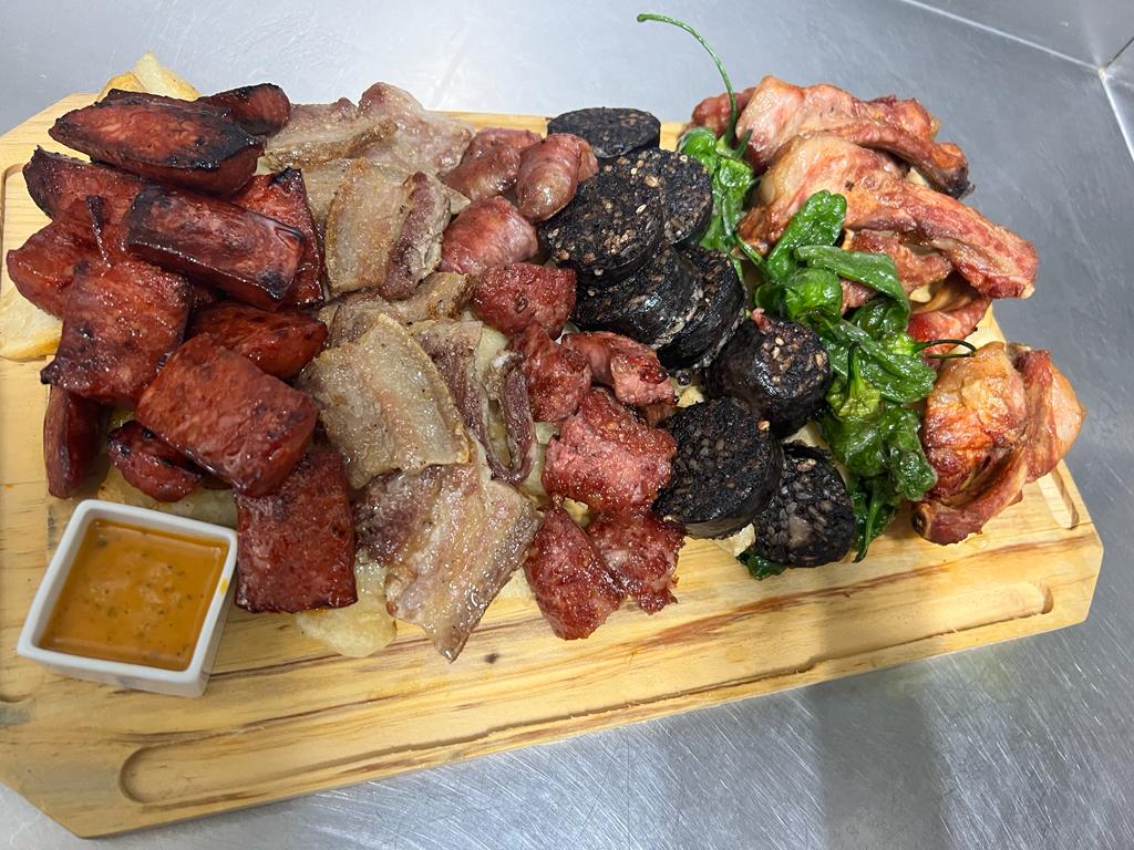 La Barrica Cerveceria — Comida y bebida