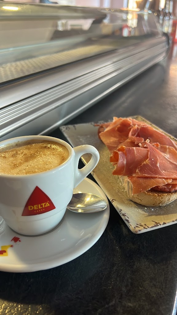 Bar Cafeteria Nuevo Ribercana — Comida y bebida