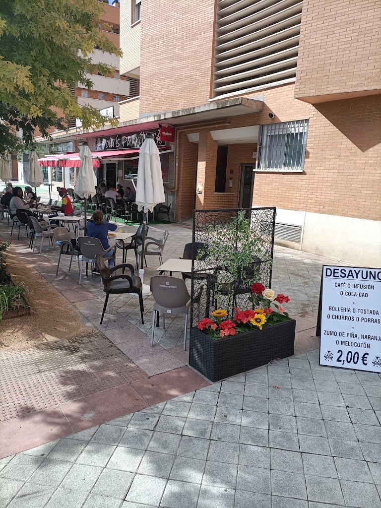 Cafeteria Pola's Parrilla — Ambiente