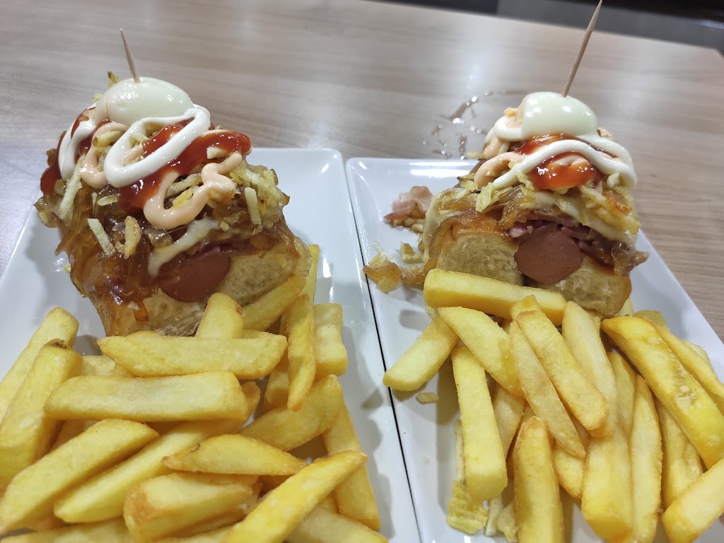 Cafe Bar Tucky — Comida y bebida