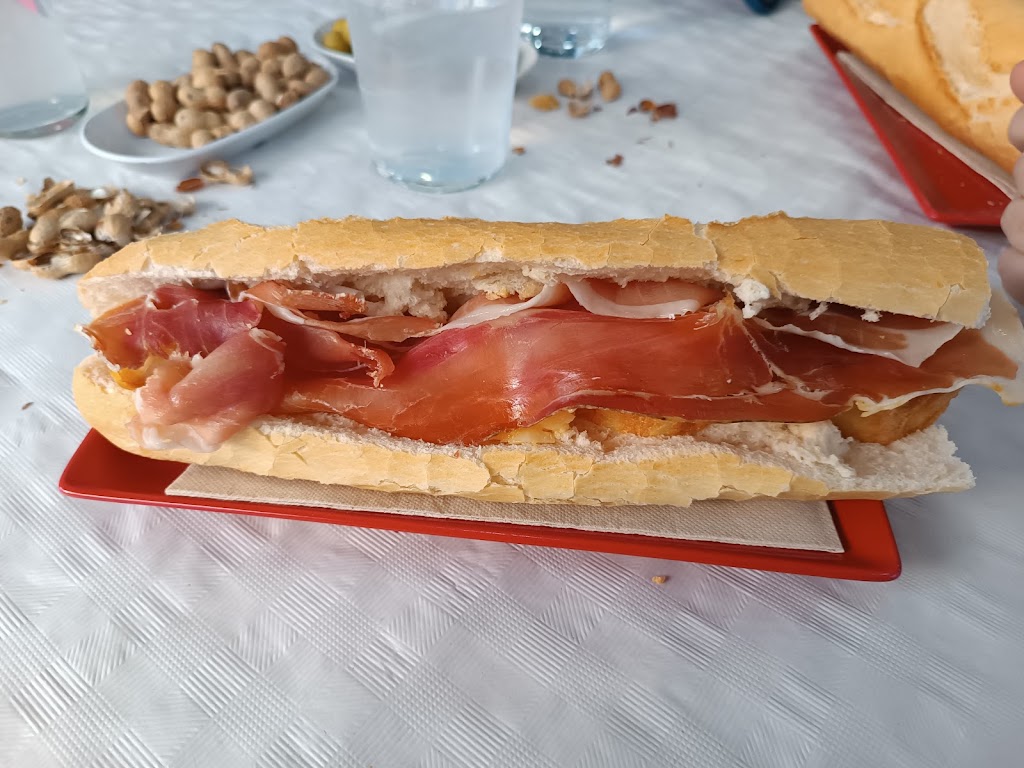 Cafe Bar El Trisquel — Comida y bebida