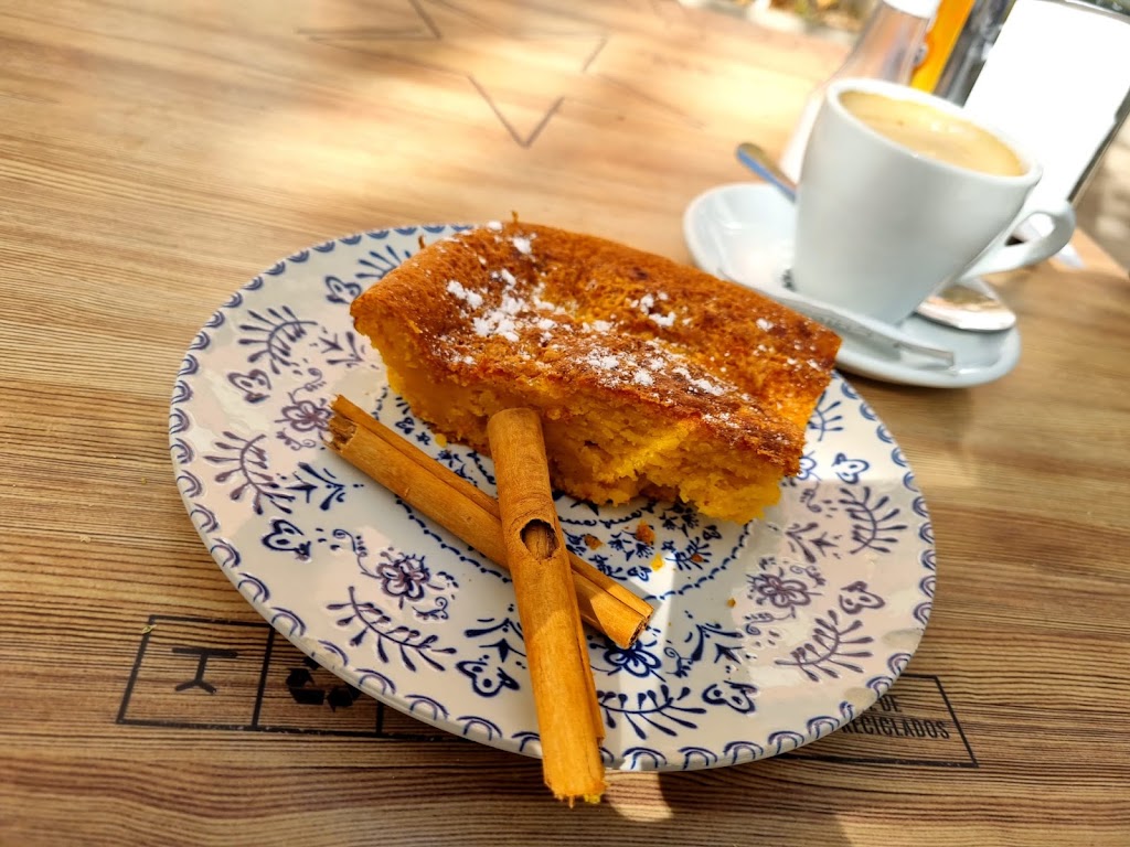 Cerveceria Avenida — Comida y bebida