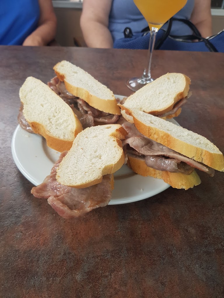 Cafe Bar Punto de Encuentro — Comida y bebida