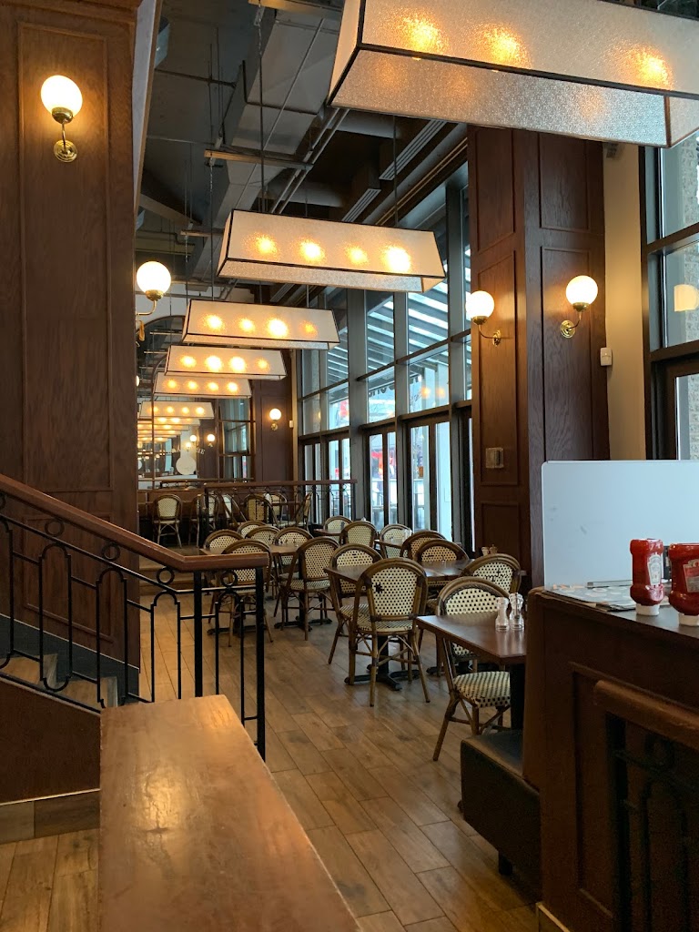 Restaurant et bar St-Hubert in Montreal