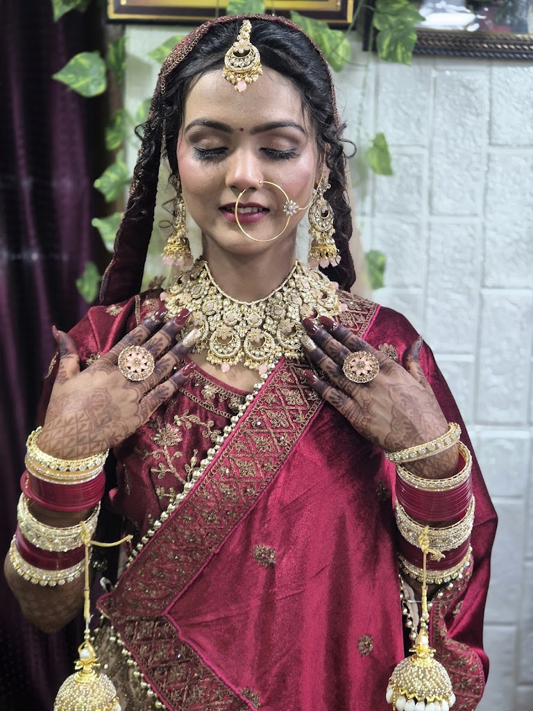 Nikhaar Beauty Parlour Pauri Dhara Road