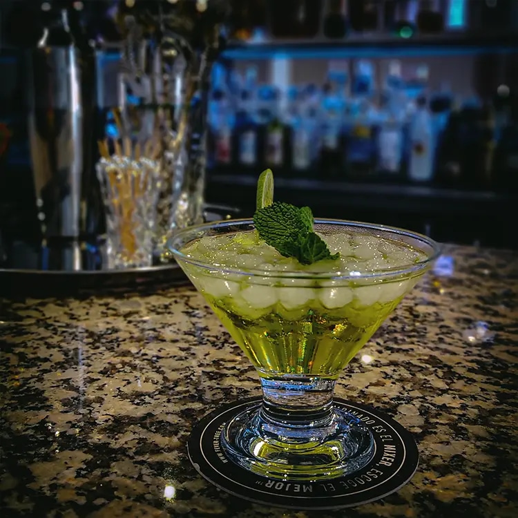 Cocktail Bar Fantasy — Comida y bebida