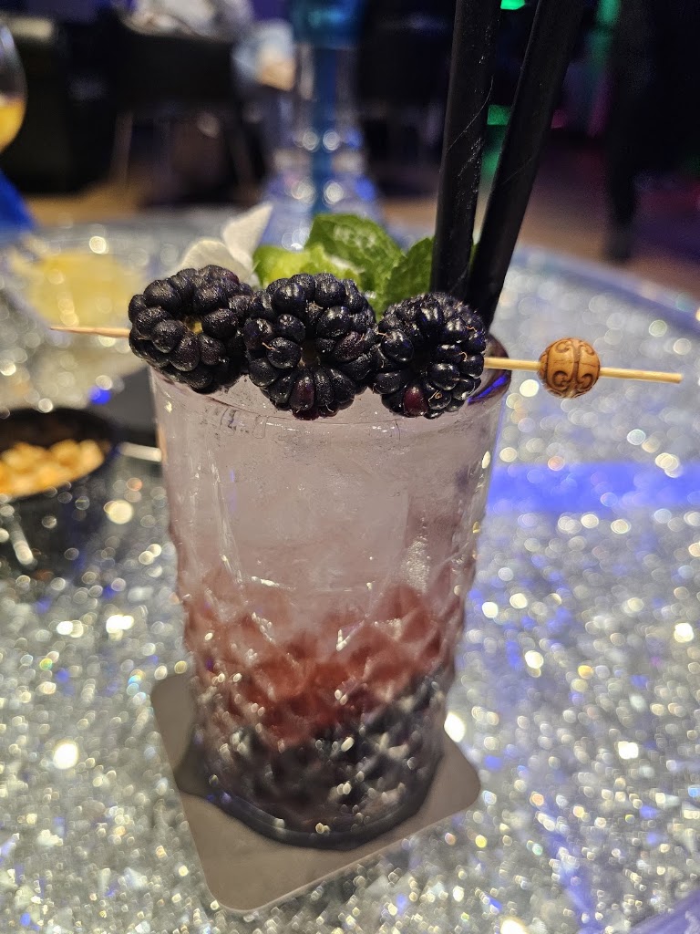 Dejavu Cocktail Bar — Comida y bebida