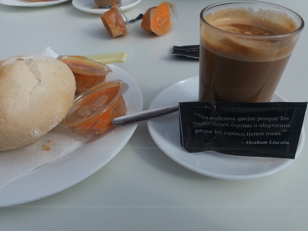 Kiosko Bar La Pajarita — Comida y bebida