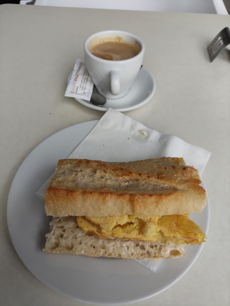 Cafeteria La 13 — Comida y bebida