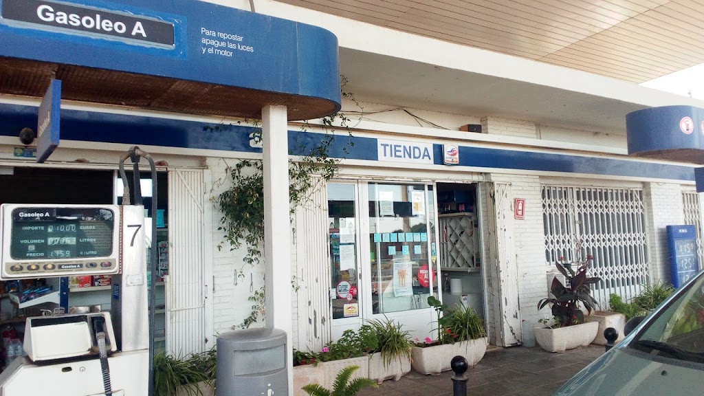 Gasolinera en Crevillent Hurtado Seva — Exterior