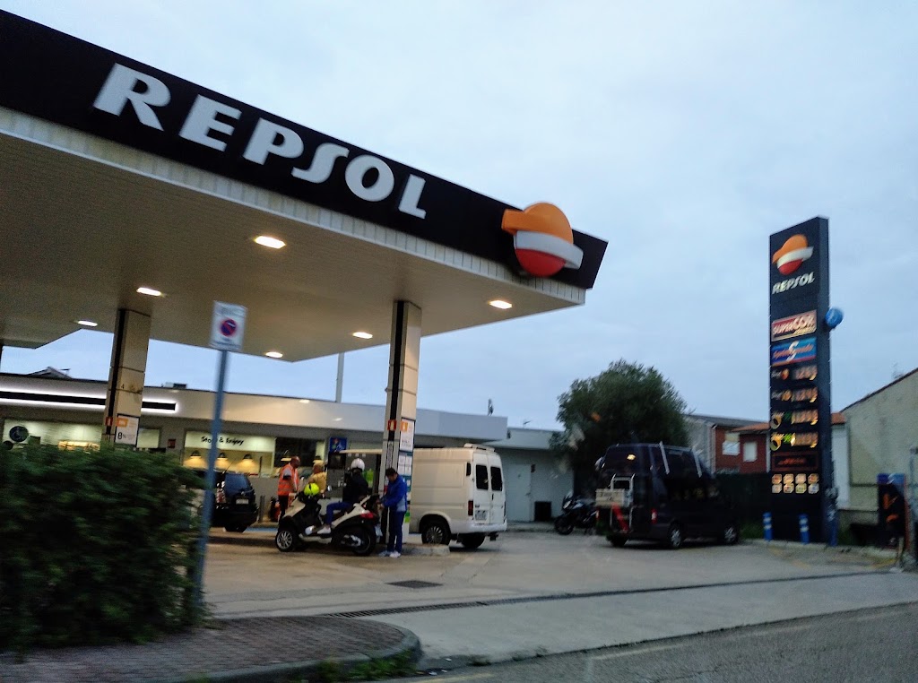 Estacion de Servicio Repsol — Exterior