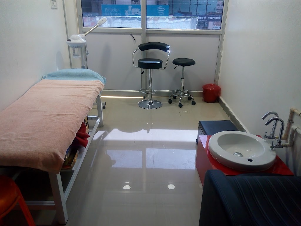 Dazzling Womens Beauty Parlour Spa And Fancy Store