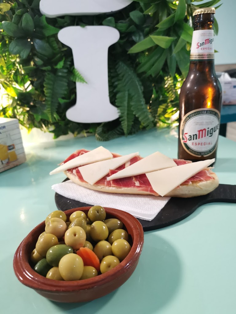 Cafeteria Nou Mediterraneo — Comida y bebida