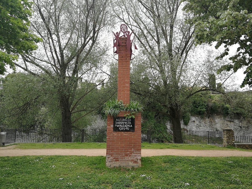 Monumento Agrupacion Sardanista Manlleuenca