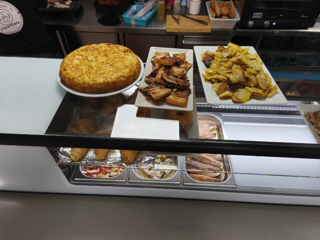 Cafeteria Ka' Monllu — Comida y bebida