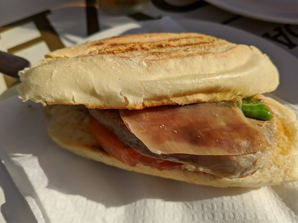 Bar restaurante El Robalo — Comida y bebida