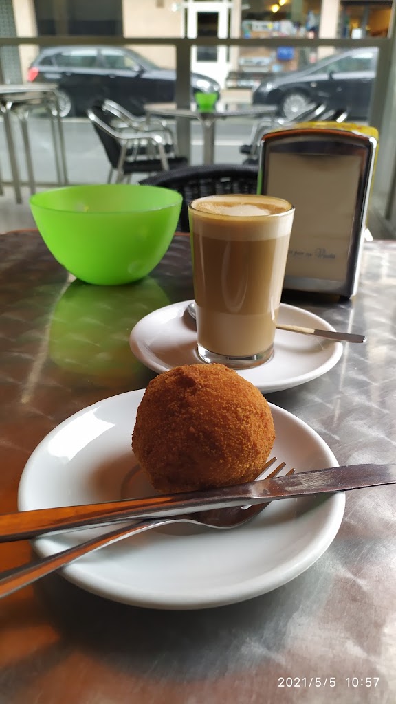 Cafe Bar FOMENTO — Comida y bebida
