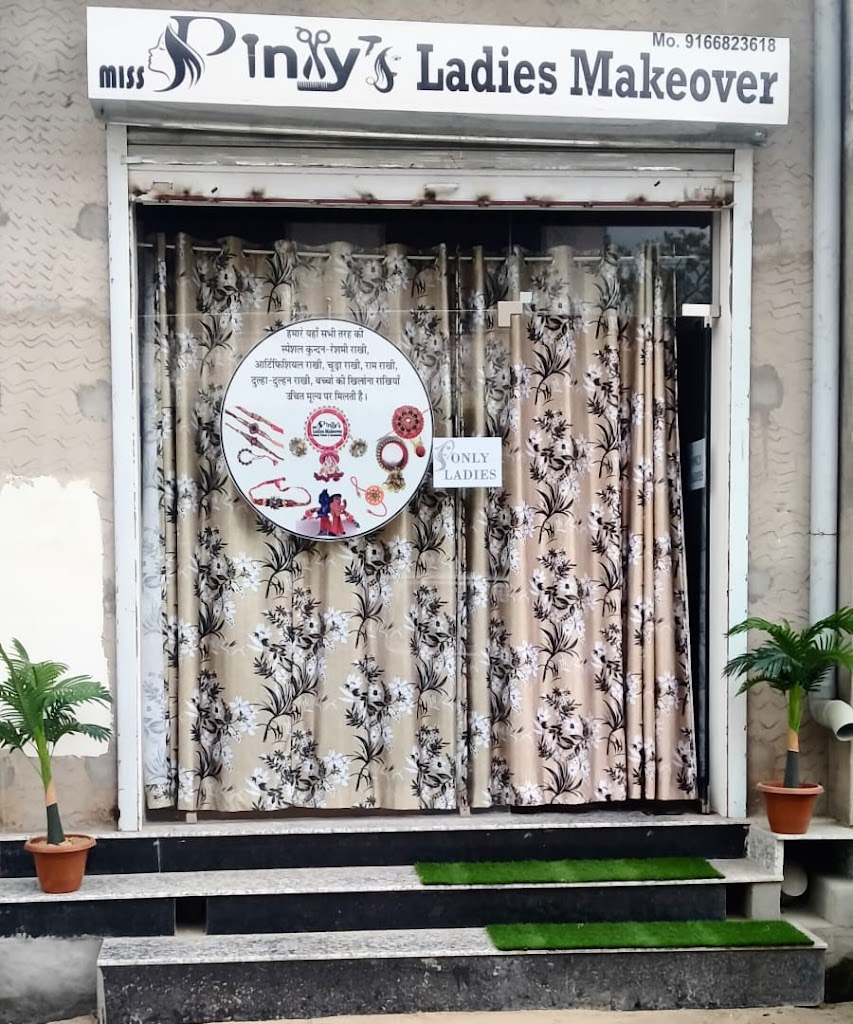 Pinty S Unisex Salon Tattoo Artist