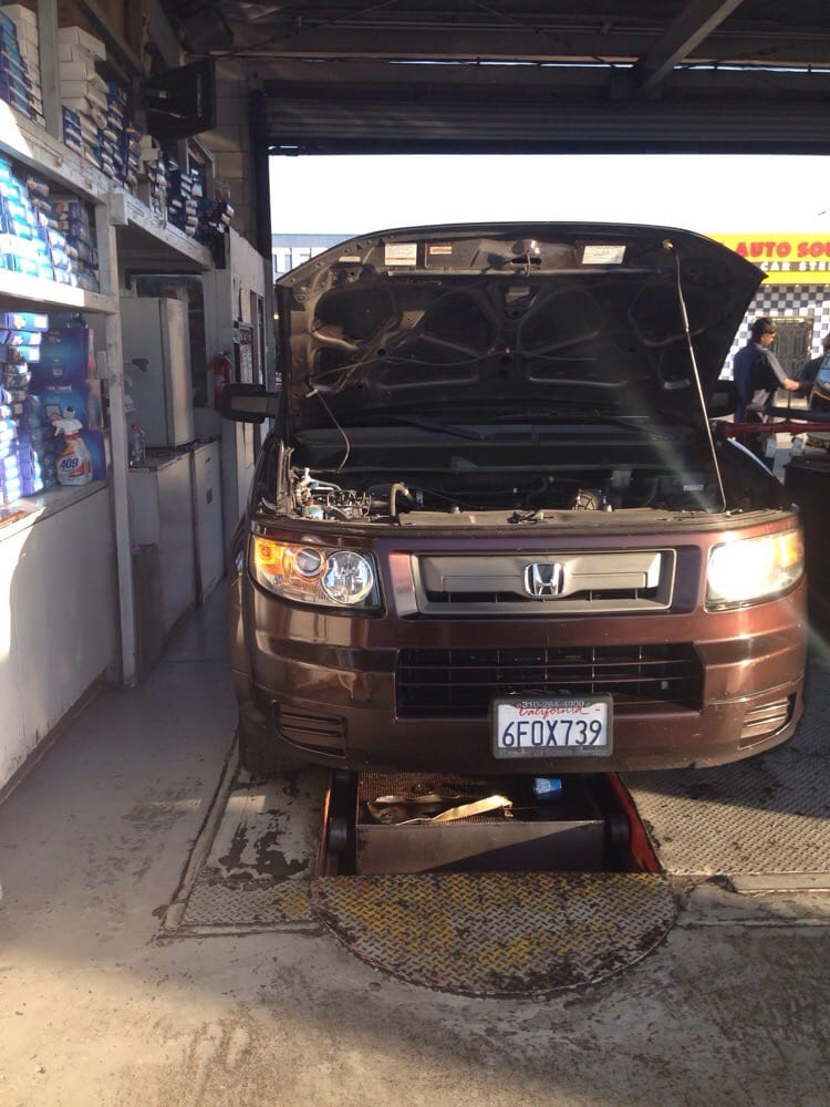 Oil change service in Gardena