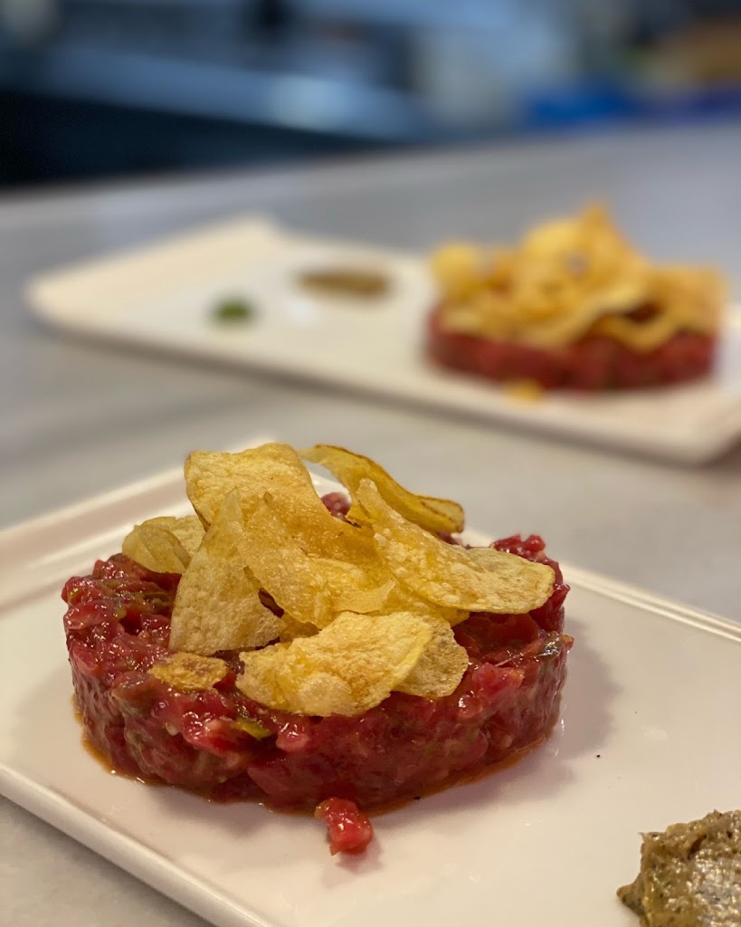 Ebanito Restaurant — Comida y bebida